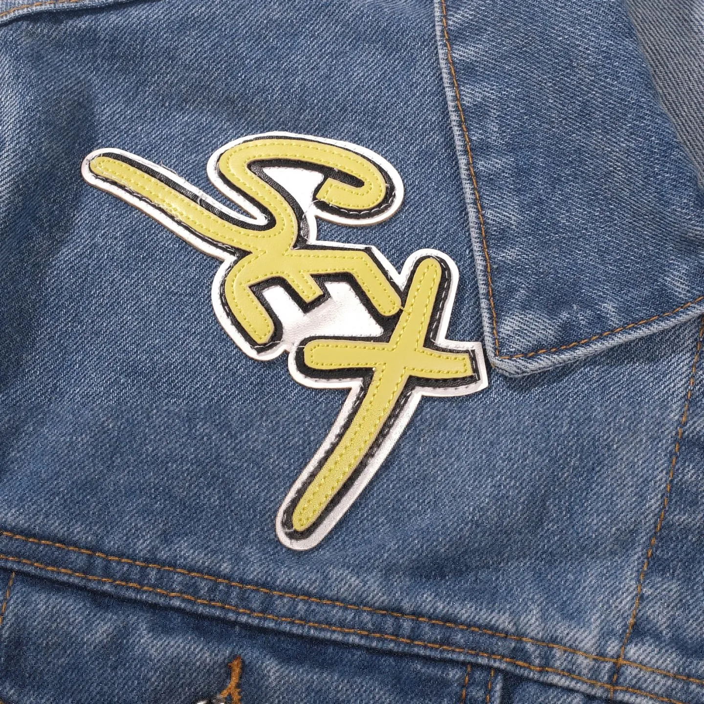 P350 ChromeHearts/Cro Hearts Cartoon Letter Chapter Cross Piece Leather Denim Jacket If you are obsessed with ChromeHearts, you can check it out. The same style for celebrities. Chrome Hearts is a very representative shirt jacket. The upper body of both men and women is really amazing, and it is also the same style as Yu Shuxin Angelababy! Recommended loose style for girls, super sweet! As soon as you go out, you will turn heads‼ ️This jacket is really eye-catching (the same style of pants is available) Color: light blue Size: S M L XL